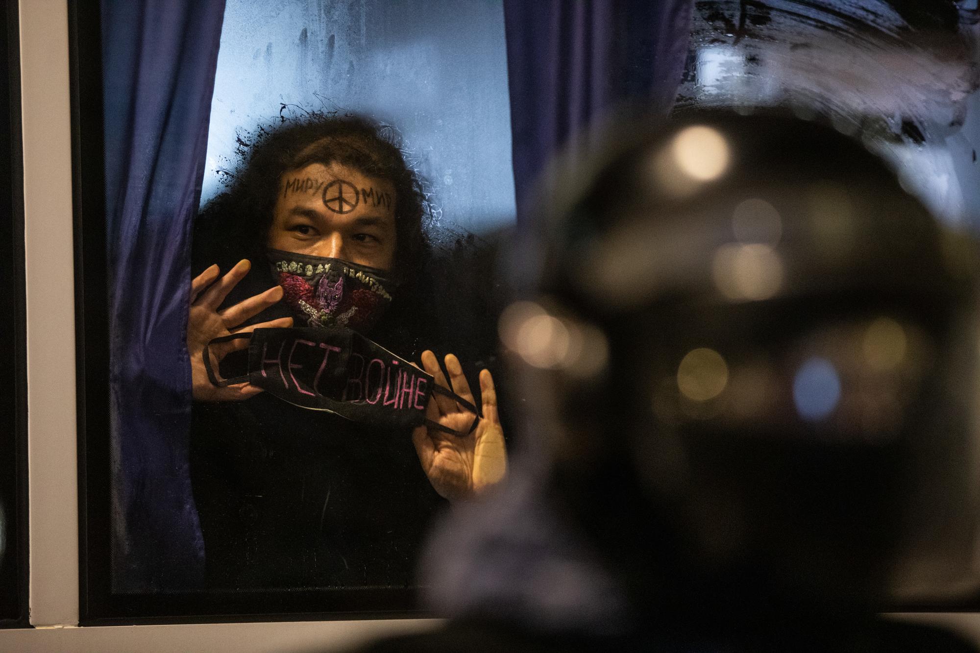 Leonid Tsoy detenido en la primera protesta contra la invasión rusa en Ucrania-  24 de febrero de 2022-San Petersburgo